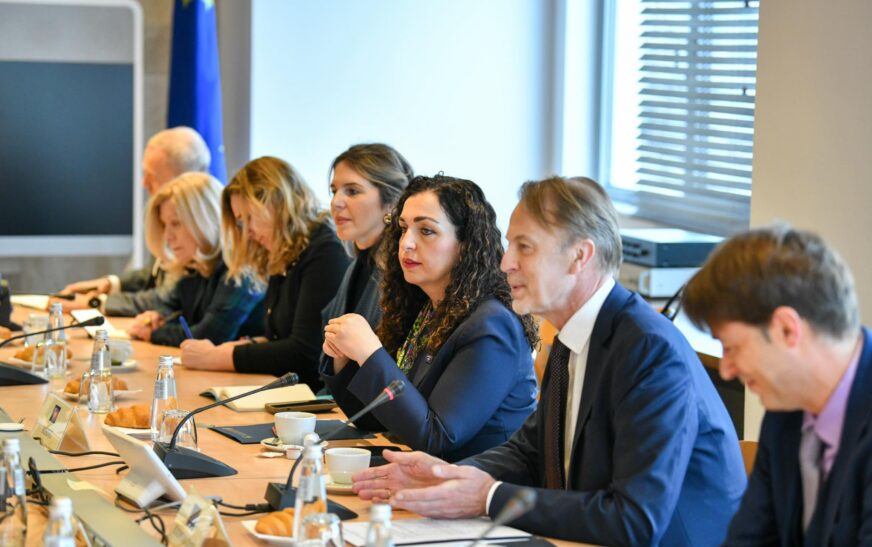 Osmani në takim me ambasadorët e vendeve të BE-së: Të largohen masat e padrejta ndaj Kosovës