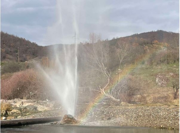 Shpërthen gypi i ujit në lumin Ibër