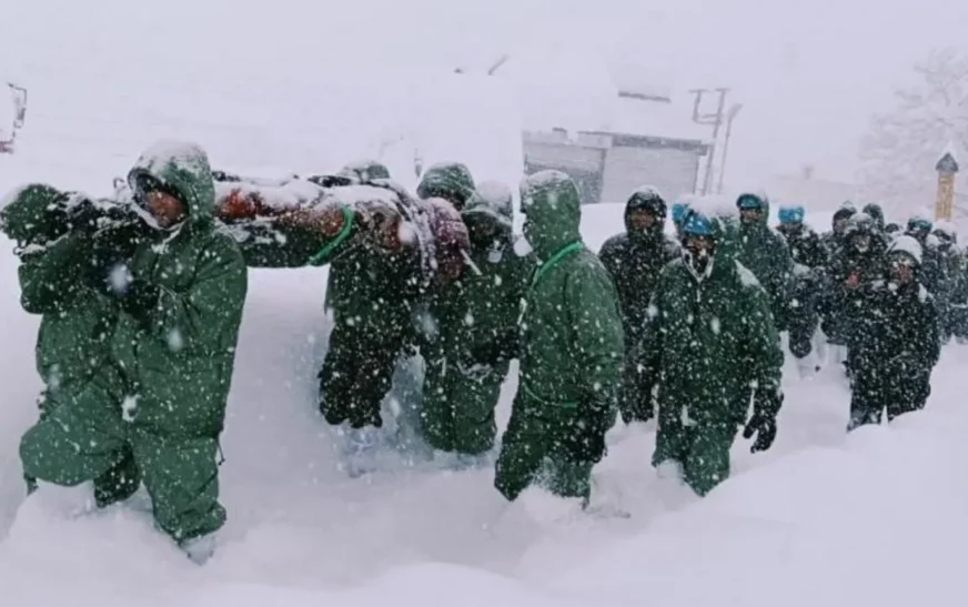 Katër të vdekur dhe disa të zhdukur pas një orteku në Indi.