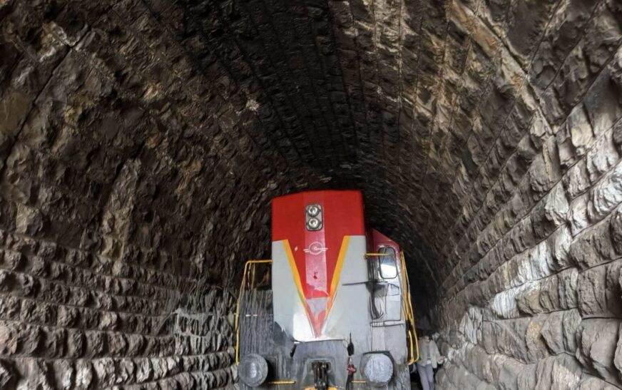 Ndodhë edhe kjo në Kosovë, treni me pasagjerë ngecë në tunel!