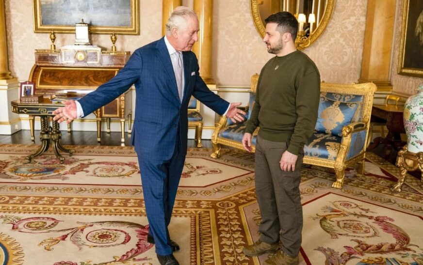 Mbreti Charles pranon ftesën për të takuar Zelenskyn, Starmer negociata me Francën për një plan që do t’ia paraqesin Trumpit