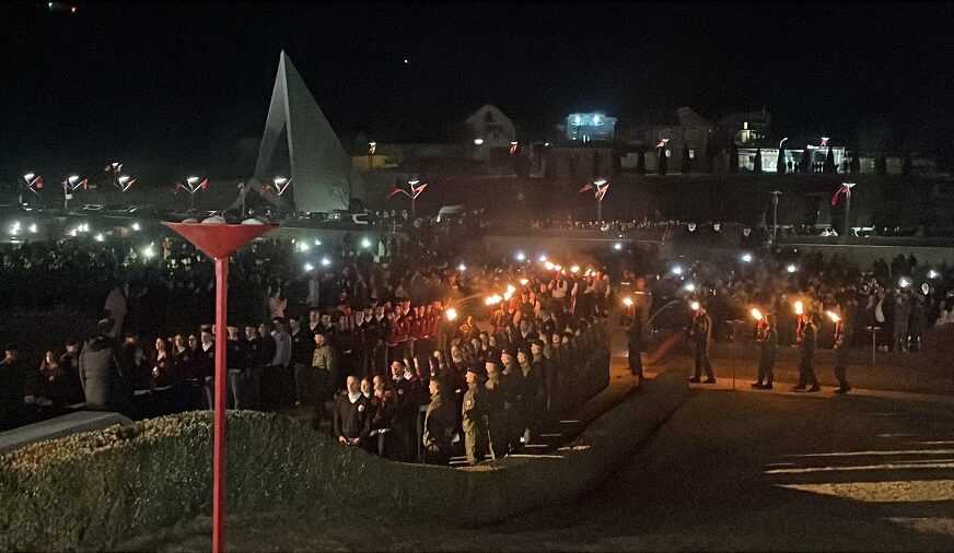 Epopeja e UÇK-së: Qytetarët mblidhen në numër të madh për ndezjen e flakadanëve në Prekaz