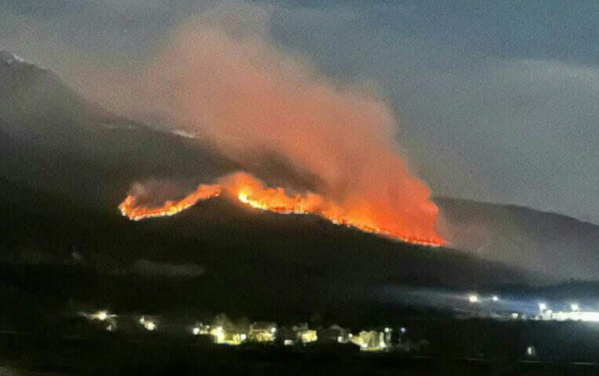 Zjarr i madh në malet e Deçanit, kërkohet ndërhyrja e autoriteteve shtetërore