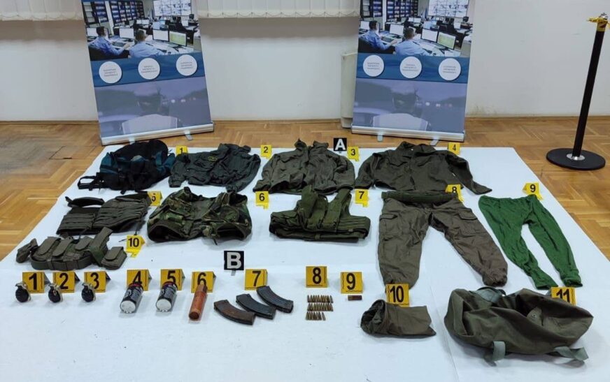 Gjenden sërish uniforma ushtarake dhe armatim i dyshimtë në Mitrovicë Veriore