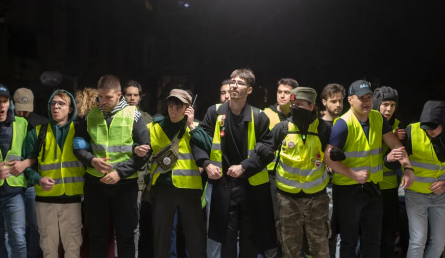 Studentët bllokojnë hyrjet e dy televizioneve në Beograd dhe Novi Sad