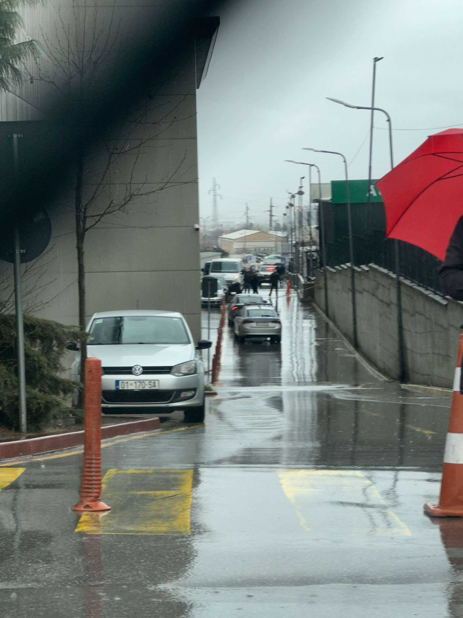 Grabitje në afërsi të “Albi Mall”-it: Dyshohet edhe për të plagosur