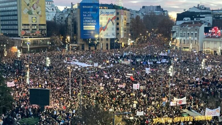 Incident në tubimin pro-regjimit në Serbi – Veteran ushtarak sulmon një qytetar
