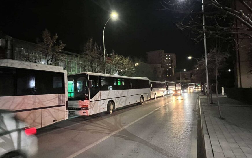 Protestë para Komunës së Prishtinës: Autobusët e linjës Podujevë–Prishtinë kundërshtojnë ndalimin e hyrjes në kryeqytet
