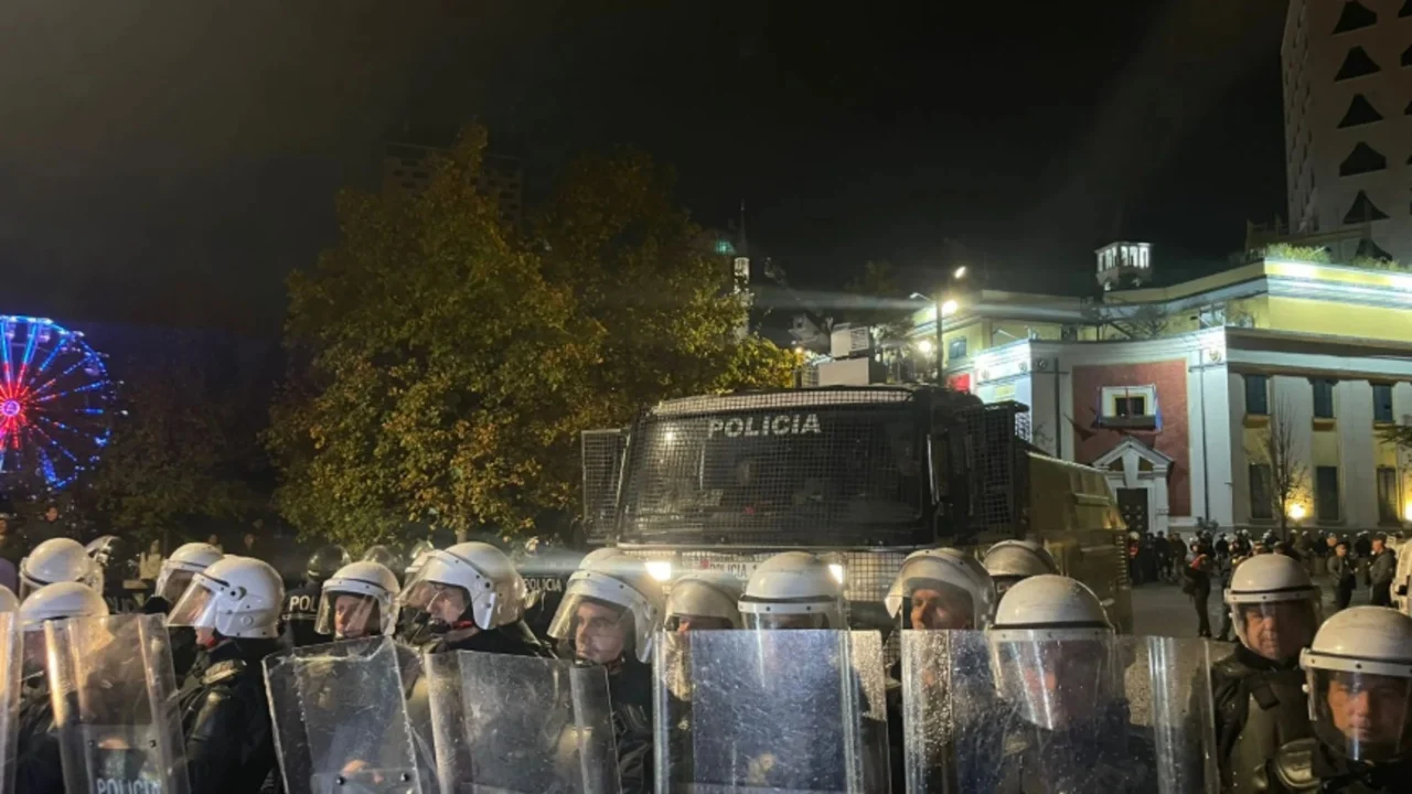 Tirana nën masa të rrepta sigurie: 800 forca policie blindojnë kryeqytetin para protestës së PD-së kundër mbylljes së TikTok-ut