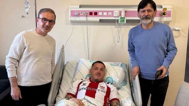 Manaj çudit mjekët pas goditjes në kokë, i pyet se a mund të luajë javën e ardhshme