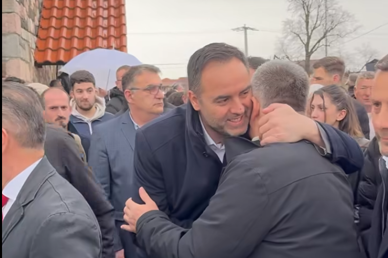 Glauk Konjufca shkon në Gllogjan për Epopenë e Dukagjinit, përshëndetet ngrohtësisht me Nasim Haradinajn