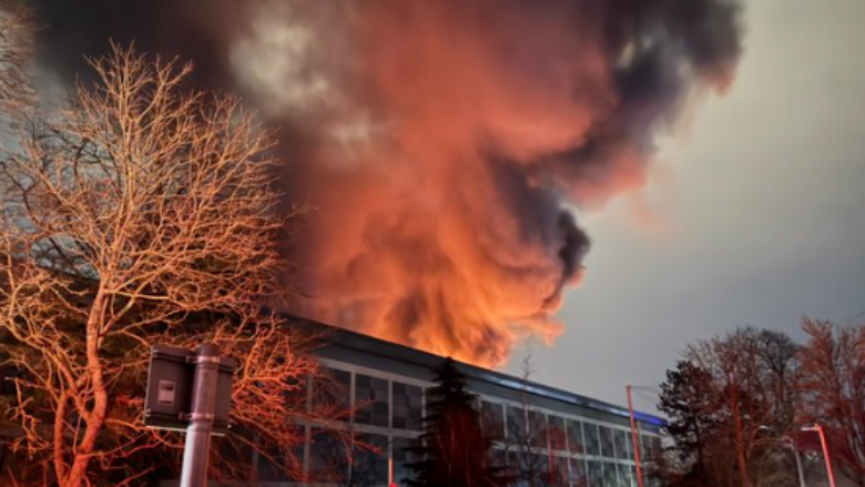 Zjarr pranë aeroportit Heathrow të Anglisë, anulohen fluturimet – flakët shkaktojnë ndërprerje energjie