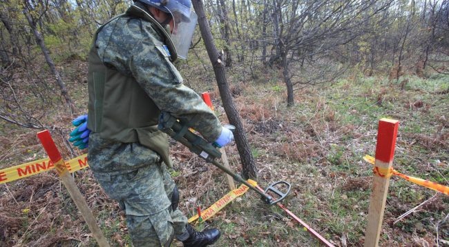 FSK-ja asgjëson një eksploziv të pashpërthyer pranë binarëve të trenit në Rahovec