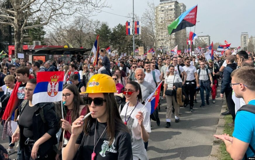 Protestuesit mblidhen në Beograd, priten nga forca të shumta policore dhe të xhandarmërisë