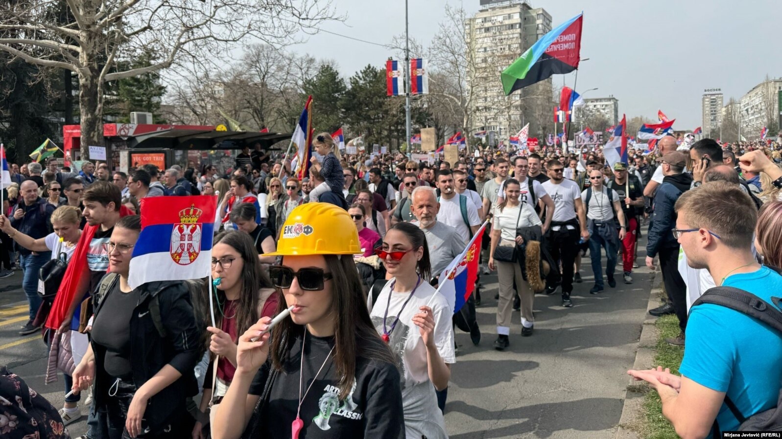 Protestuesit mblidhen në Beograd, priten nga forca të shumta policore dhe të xhandarmërisë