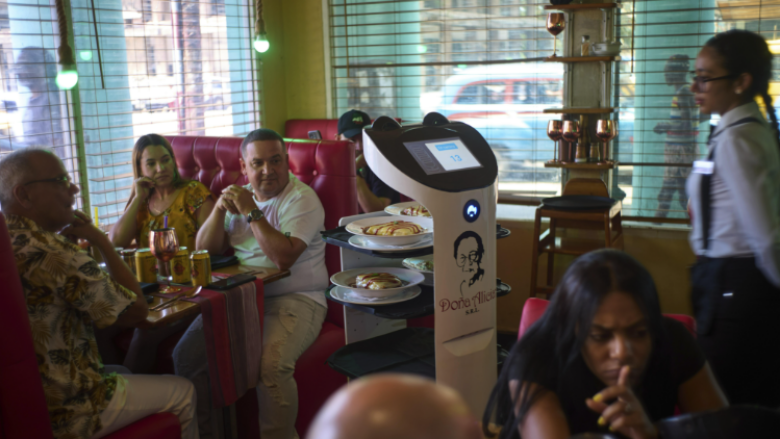 “Si në filma”, kamarieri robot në restaurantet e Kubës tërheq vëmendje të madhe