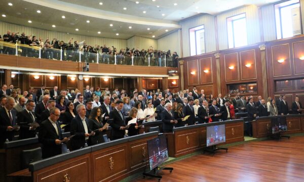 Dje VV’së i dështoi propozimi për Albulena Haxhiun kryeparlamentare, seanca vazhdon sërish nesër