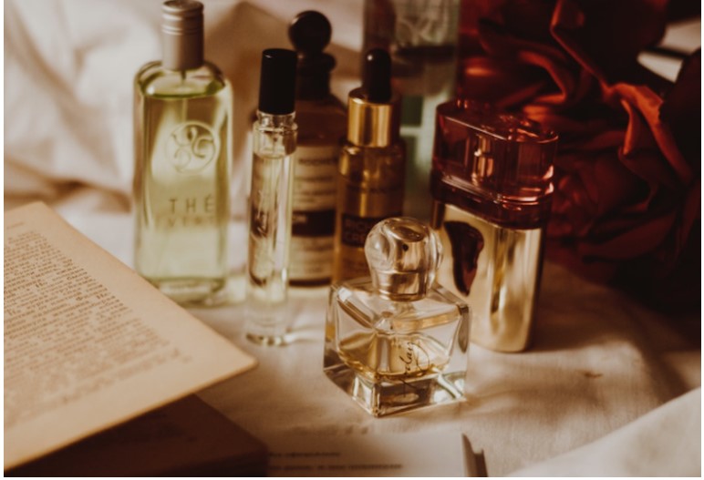 E dimë që të duhet një parfum i ri, ndaj ja disa sugjerime (të përballueshme)
