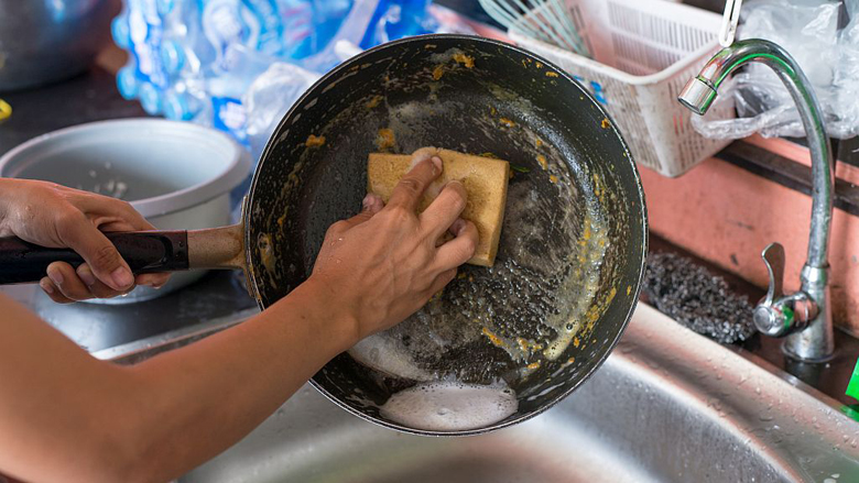 Nëse menjëherë pas fërgimit keni larë tiganin tuaj, keni gabuar