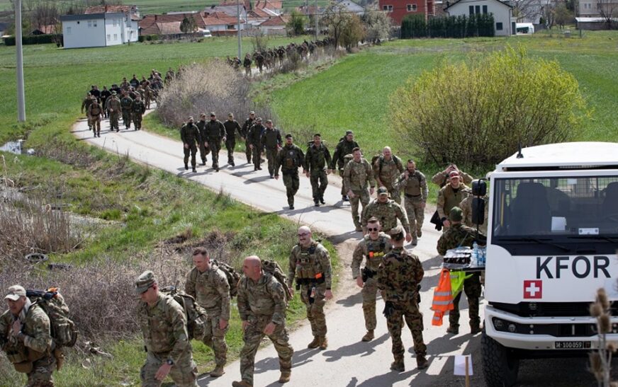 Mbi 800 ushtarë marrin pjesë në marshimin DANCON në Kosovë të organizuar nga KFOR-i