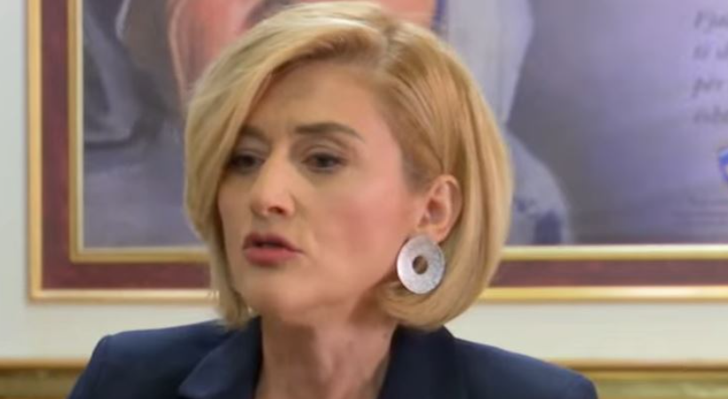Mimoza Kusari Lila nga VV’ja ka thënë se 57 vota pro kandidates së LVV-së për kryetare të Kuvendit, Albulena Haxhiu, nuk mund të konsiderohen bllokim i procesit.   Ajo ka shtuar se të dielën është afati i fundit i parapare per mbajtjen e seances konstituive, ose opsioni i fundit janë zgjedhjet.   “Nëse na kushtëzojnë me votimin e kryetarit, ne i kushtëzojmë me votimin e nënkryetareve. Nëse vazhdon kjo situatë opsioni i fundit për neve janë zgjedhjet. I bëj thirrje partive qe t’i thërrasin arsyes, nëse e votojnë kryetarin i votojmë edhe nënkryetaret. Të dielen është afati i fundit i parapare per mbajtjen e seances konstituive”, tha Kusari Lila.