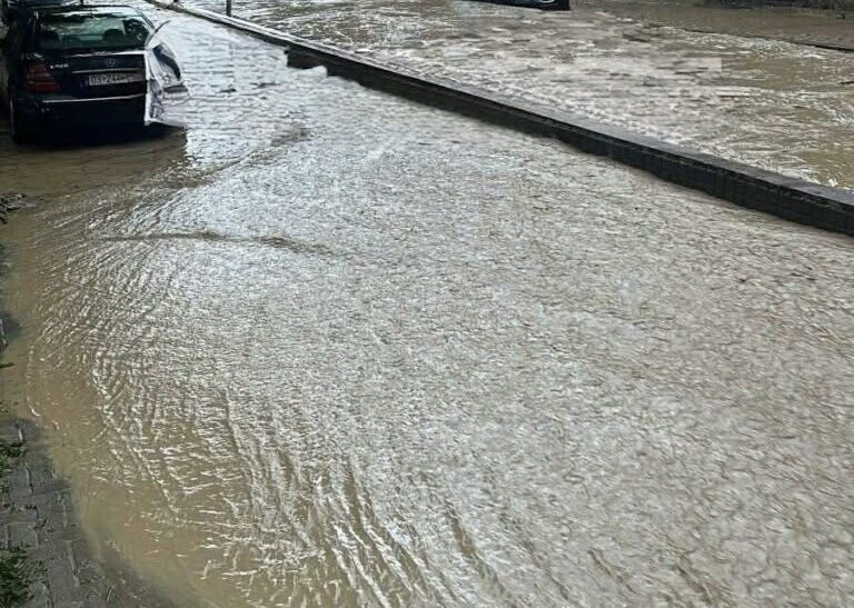 Vërshimet në Pejë, drejtori për Shpëtim: Situata është stabile, kanalet kanë hyrë në vendin e vet