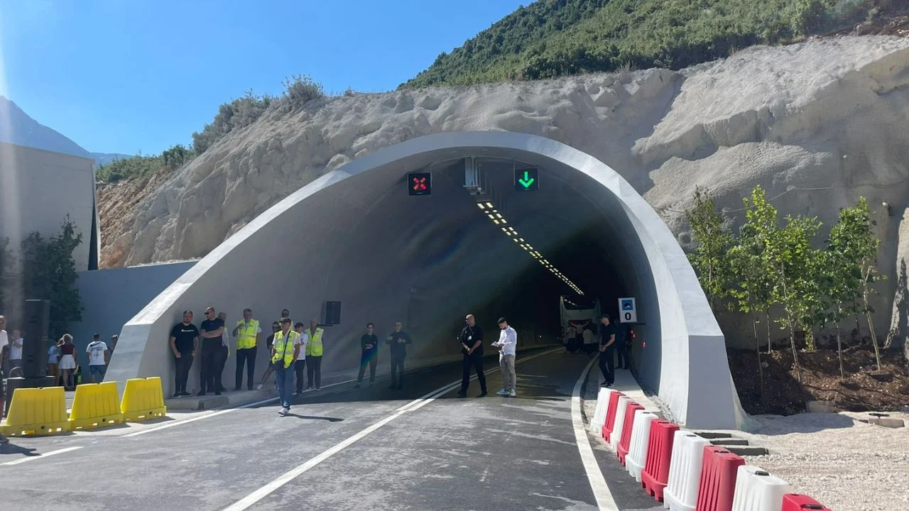 Rihapet tuneli i Llogorasë, pa pagesë deri në 15 shtator – shkurton rrugën drejt jugut
