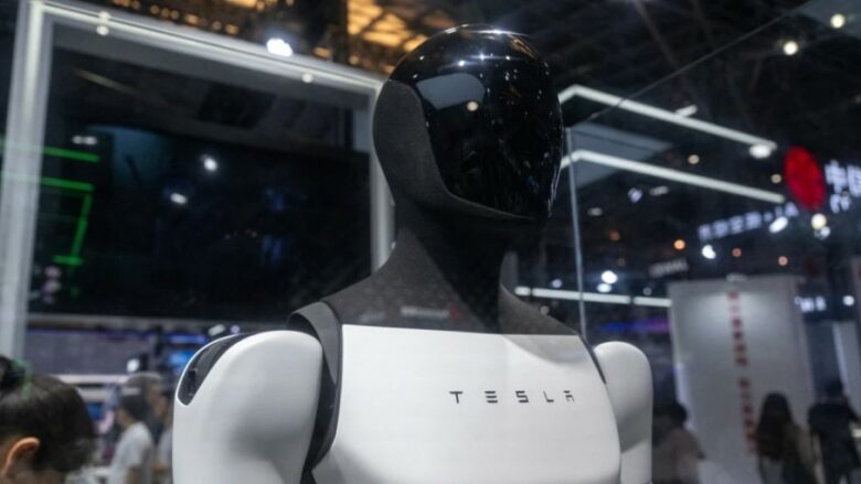 Roboti Optimus bën gjëra të reja, pamje që tregojnë aftësitë e tij