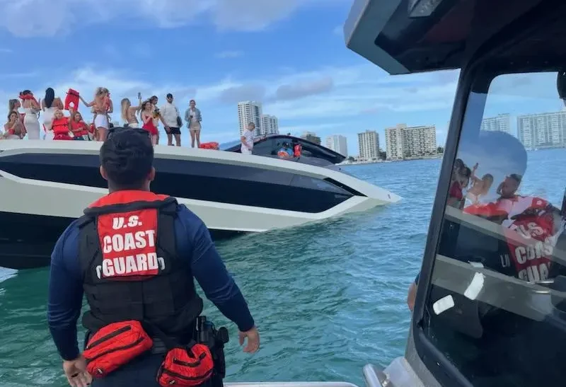 Përmbyset varka ‘Lamborghini’ në Miami, shpëtojnë mbi 30 persona