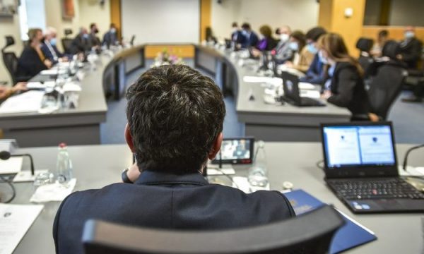 Paga e prillit: Kurti dhe të tjerët u paguan si ‘qeveritarë në detyrë’, jo si deputetë