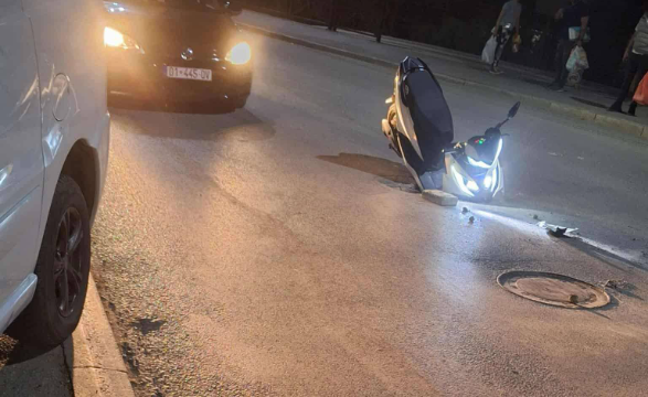 Lëndohet një person në Prishtinë, skuteri bie në një pusetë pa kapak
