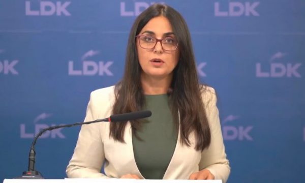 Lushaku-Sadriu e quan Pecin “shërbëtor” të Vetëvendosjes: Braktisi LDK-në për interesa personale