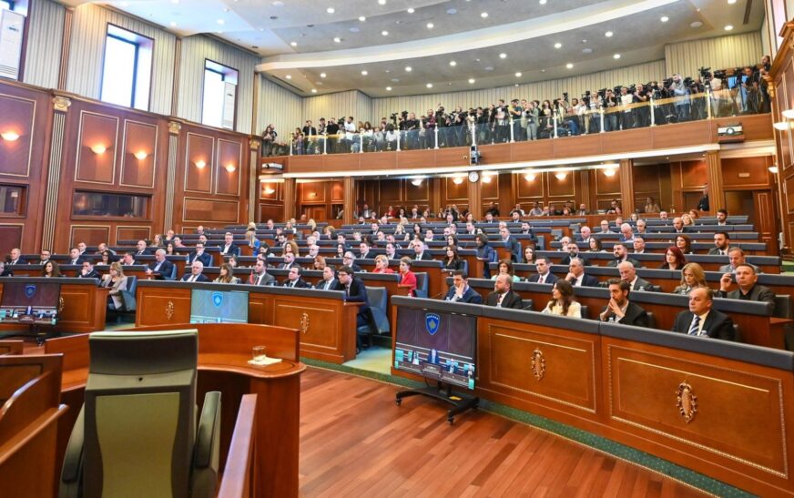 Rrëzohet pretendimi i VV-së: Deputetët s’janë obliguar nga Kushtetuesja të marrin pjesë në votim