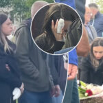 publikohen-pamjet-e-ceremonise-se-varrimit-te-stilistit-festim-isufi-–-bashkeshortja-e-tij-rina-u-shfaq-me-dore-te-fashuar-ne-lamtumiren-e-fundit