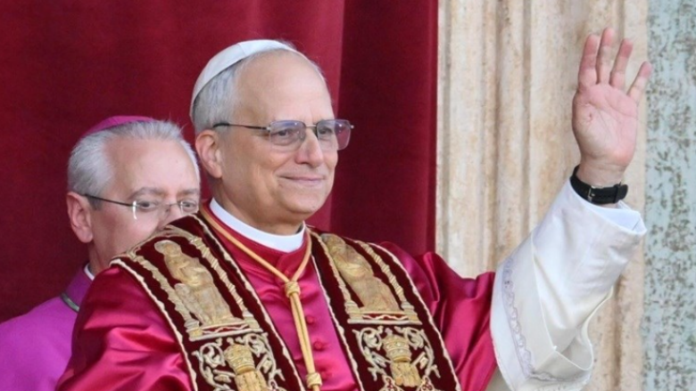 Pikëpyetje për orën që vendosi Papa Leo në paraqitjen e parë