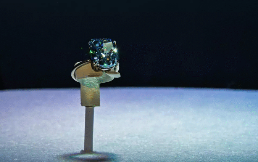 Një diamant blu shitet në ankand për gati 20 milionë euro