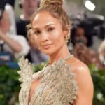jennifer-lopez-peson-aksident-teksa-po-pergatitej-per-nje-performance,-tregon-mavijosjet-ne-fytyre