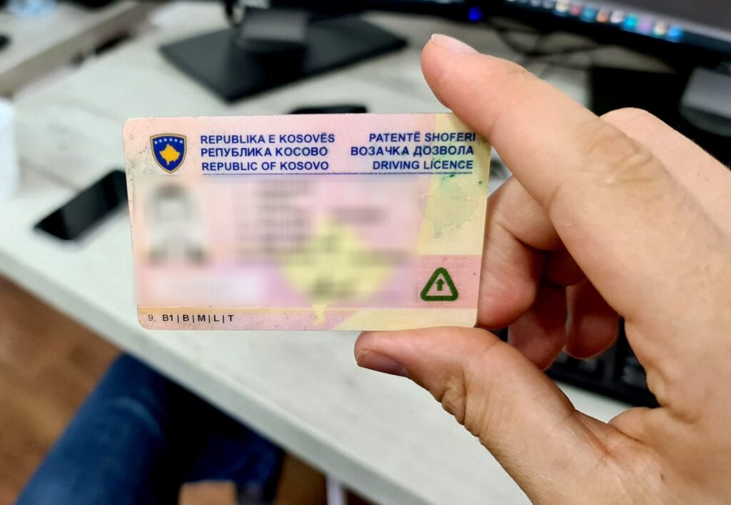 I kërkuan para një kandidatje për ta kaluar në testin praktik të vozitjes, arrestohen dy zyrtarë
