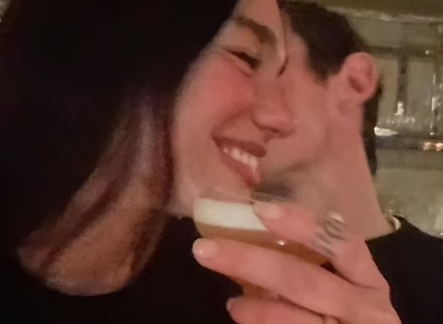 Dua Lipa tregon unazën e fejesës që e mori nga i fejuari Callum