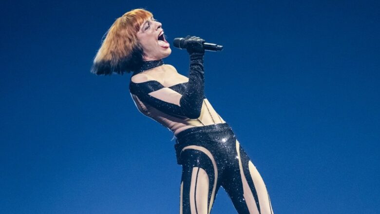 Kostumi që artisti Nemo veshi në finalen e Eurovisionit ishte bërë nga 55,000 kristale