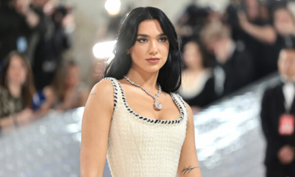 Dua Lipa rrëmben fronin e Taylor Swift: Shpallet artistja më e dëgjuar në Mbretërinë e Bashkuar për vitin 2024