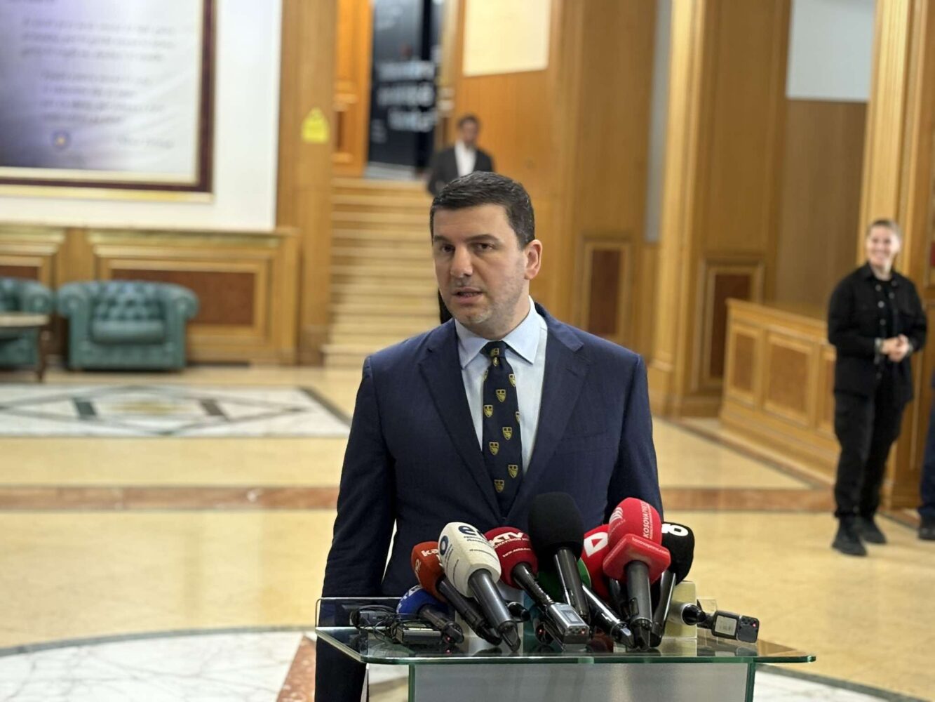 Krasniqi: Mirëpresim ftesën e Presidentes, Vetëvendosje po mban peng institucionet