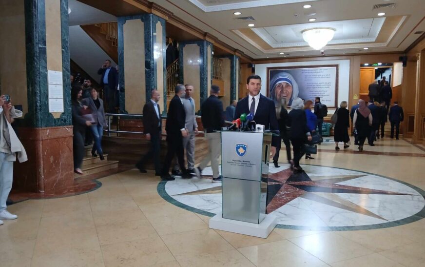 Krasniqi: Krizë politike – Kuvendi mund të konstituohet për 24 orë nëse ndryshohet kandidati