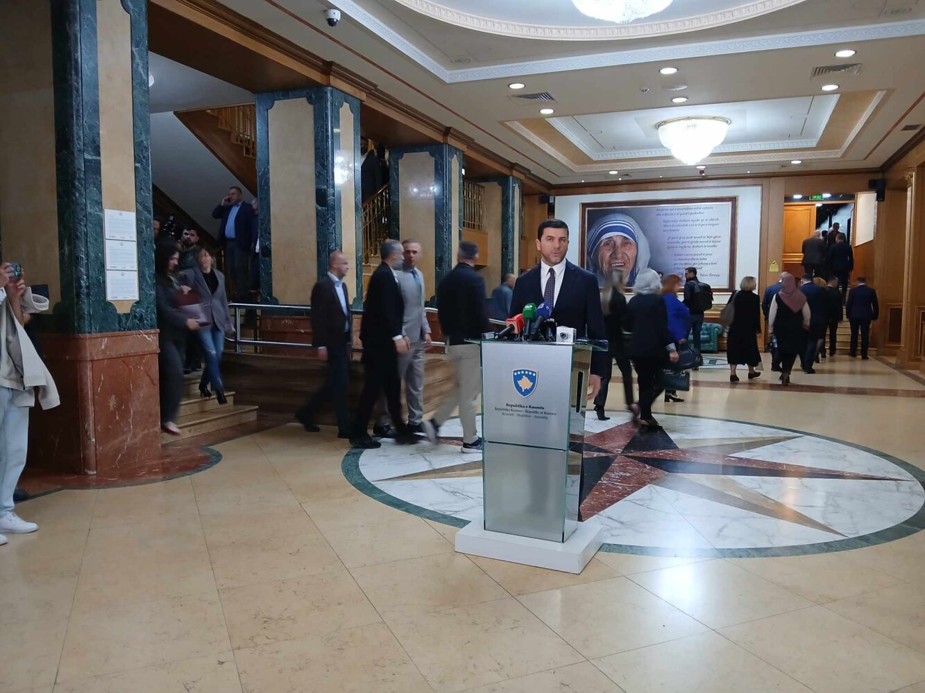 Krasniqi: Krizë politike – Kuvendi mund të konstituohet për 24 orë nëse ndryshohet kandidati