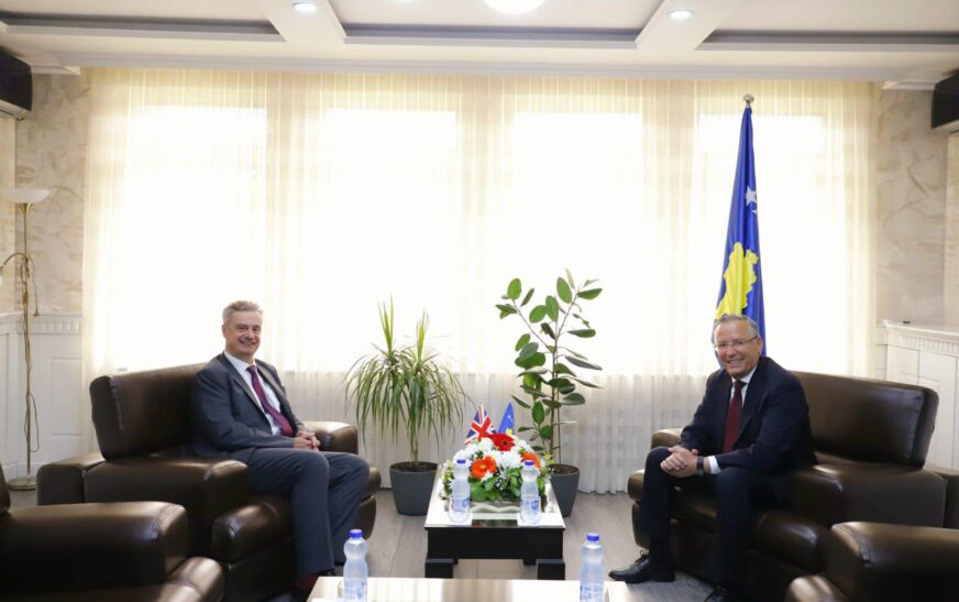 Hamza takon ambasadorin britanik, flasin për nevojën e krijimit të institucioneve të reja