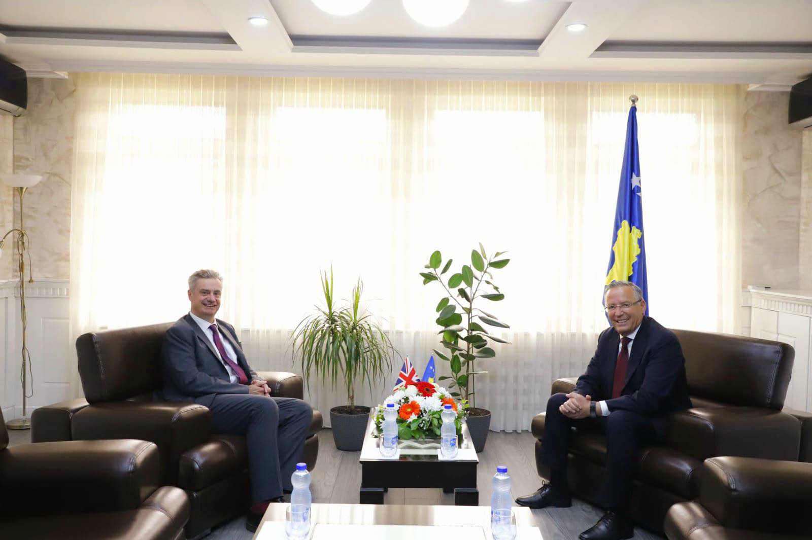 Hamza takon ambasadorin britanik, flasin për nevojën e krijimit të institucioneve të reja