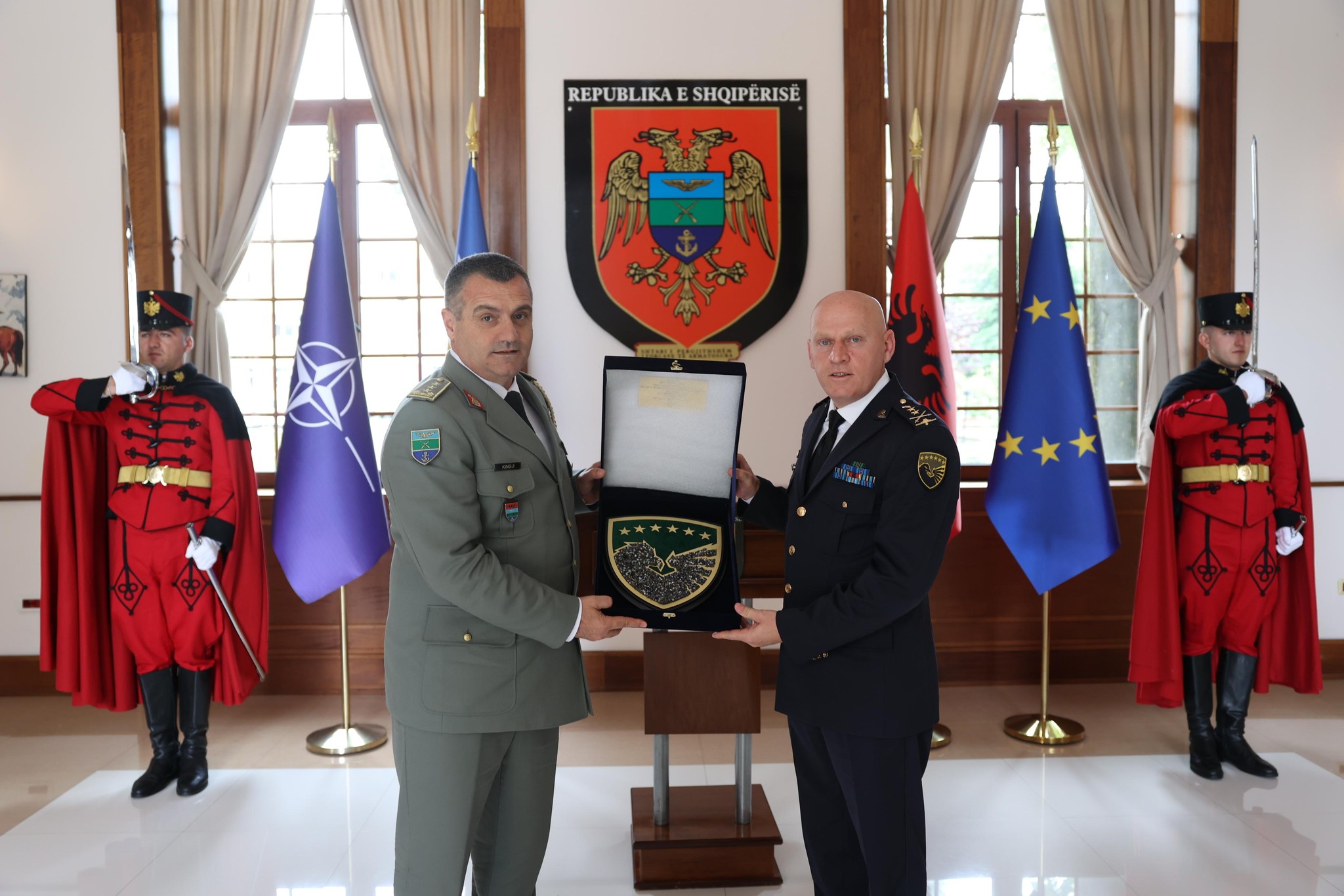 Jashari viziton Bazën Ajrore në Kuçovë, me homologun shqiptar flasin për thellimin e bashkëpunimit