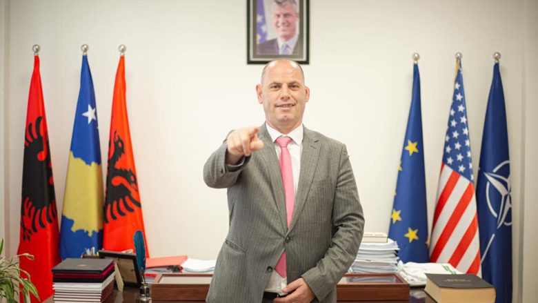Lladrovci ironizon me Kurtin se s’do koalicion me PDK-në: Rrushi që nuk arrihet, është i thartë