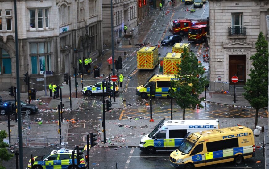 Publikohen pamje të kaosit në Liverpool pasi një makinë përplasi tifozët, la të plagosur të paktën 50 persona