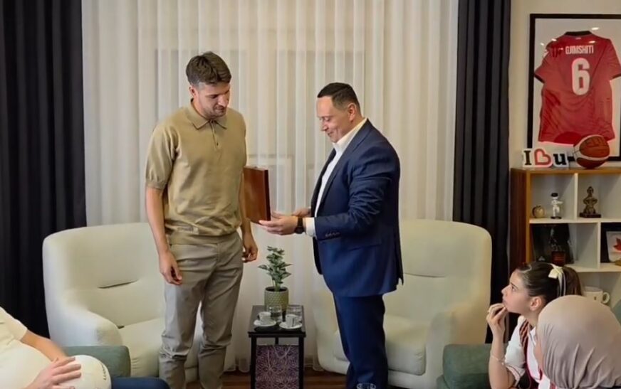 Kryetari i Bujanocit porosit Gjimshitin: Duhet ta mposhtësh Serbinë (VIDEO)